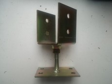 oszloptartó u 80 csavarozható, lv:4 mm koelner, talpas, állítható láb